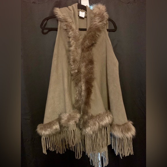 Faux Fur fringed poncho/vest - Picture 1 of 2